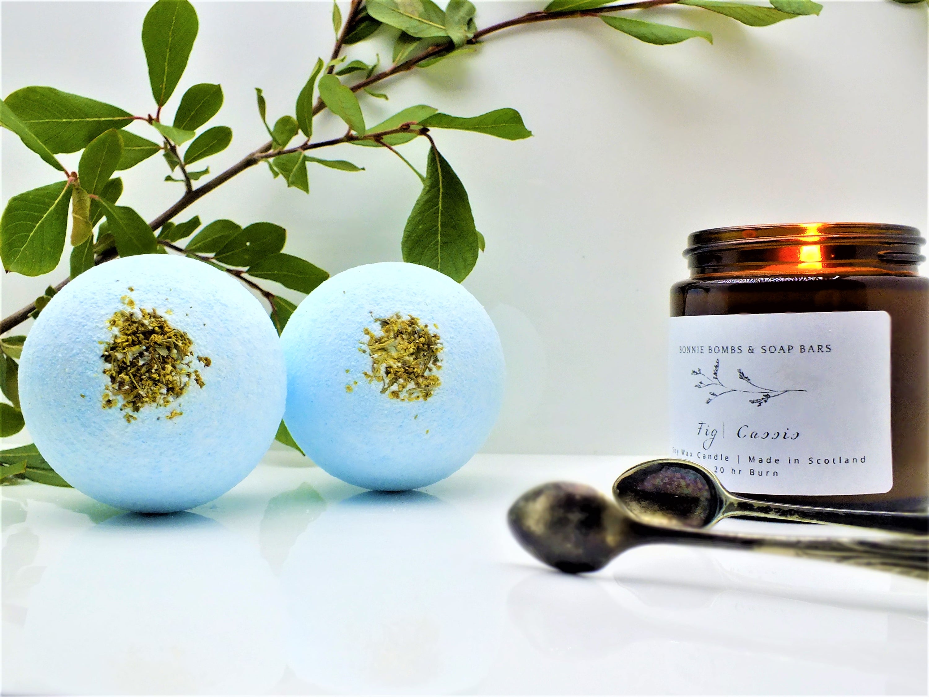 Elderflower & Noir bath bomb
