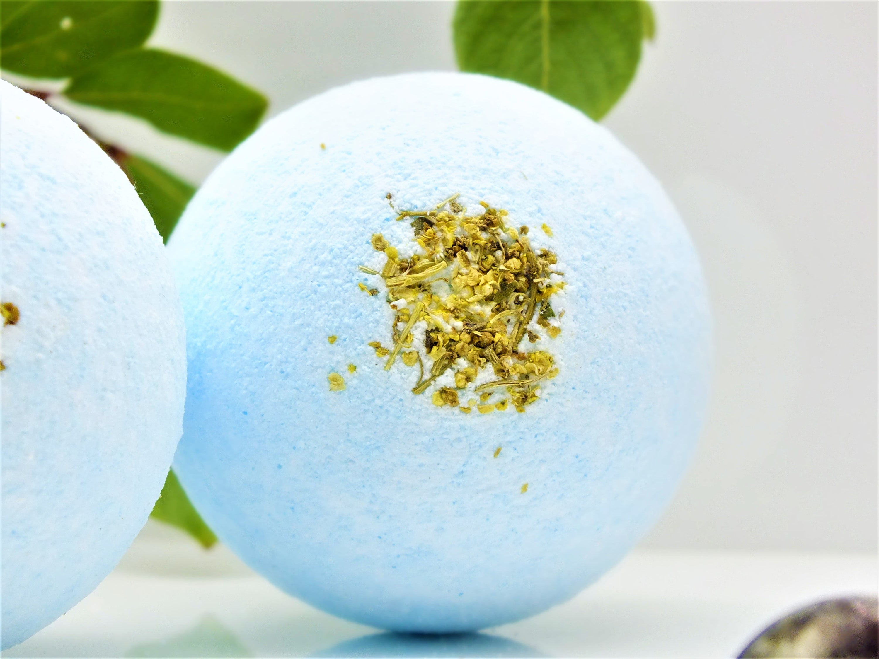 Elderflower & Noir bath bomb